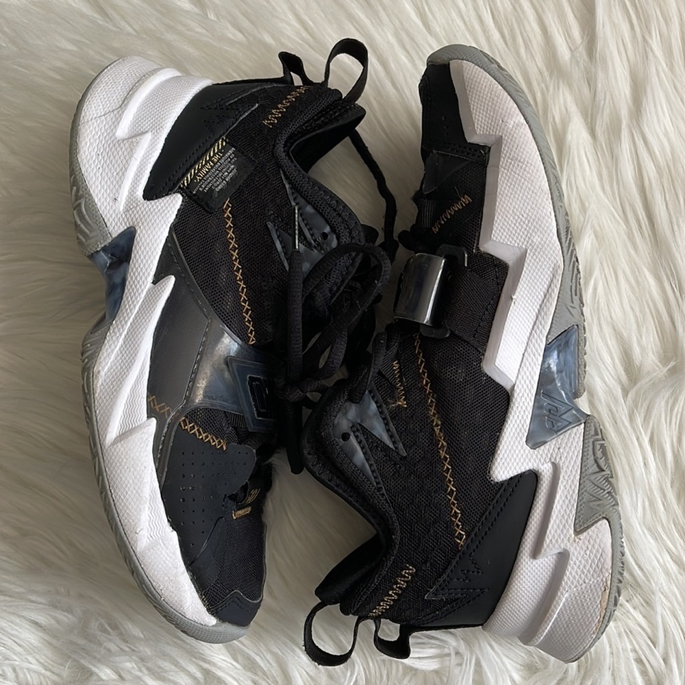 Jordan Kids Why Not Zero.3 Black/White/Gold Sneakers Size 6.5Y - Picture 2 of 12